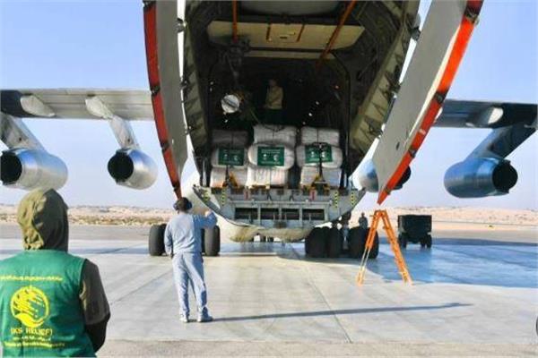 مطار العريش يستقبل طائرة مساعدات سعودية لإغاثة الفلسطينيين في غزة