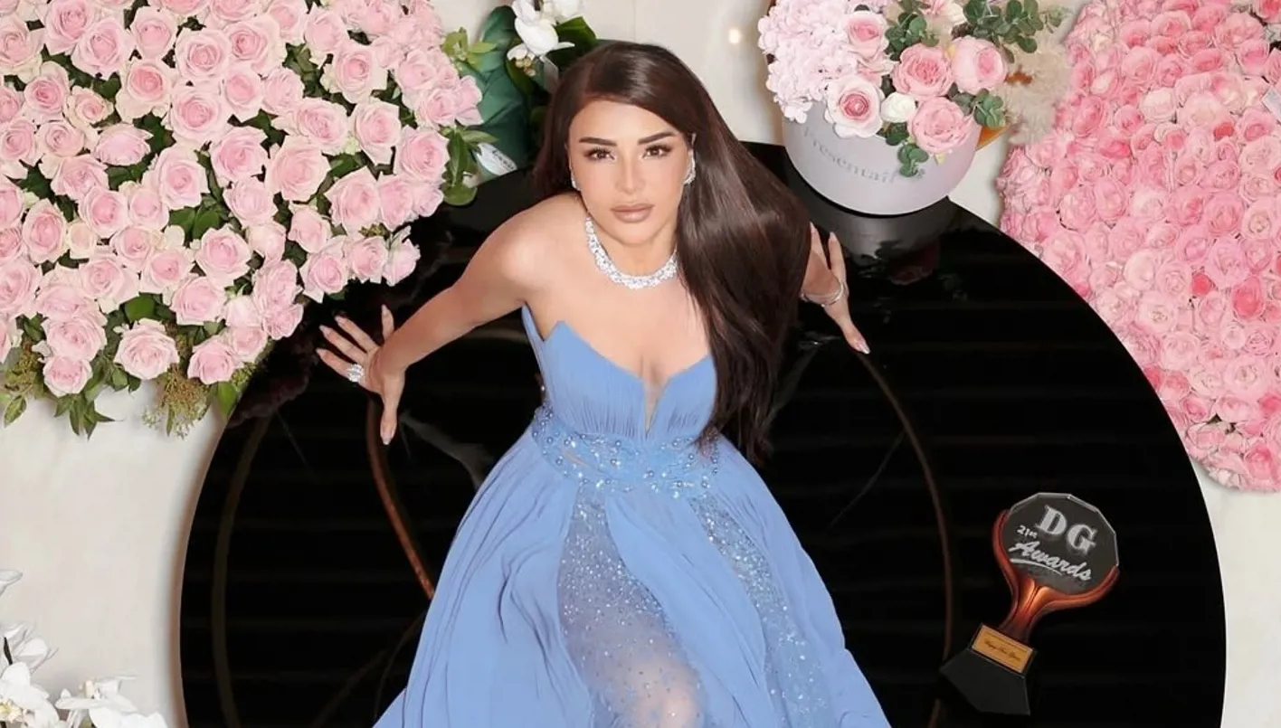 ماغي بو غصن تخطف الأضواء في مصر… فستان أزرق بأسلوب يوناني من توقيع جورج شقرا (صور)