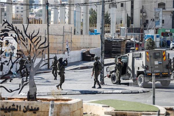 الاحتلال يقتحم محيط مخيم الأمعري بالضفة الغربية