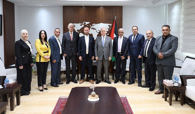 رئيس الوزراء يكرم المعلم محمد سويطي لإنجازه معالجة بحثية نوعية في الرياضيات-الحياة الجديدة