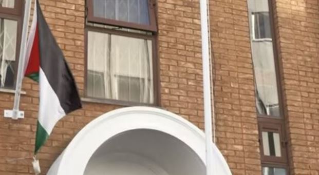 رفع علم فلسطين فوق مبنى سفارتنا في لندن-الحياة الجديدة