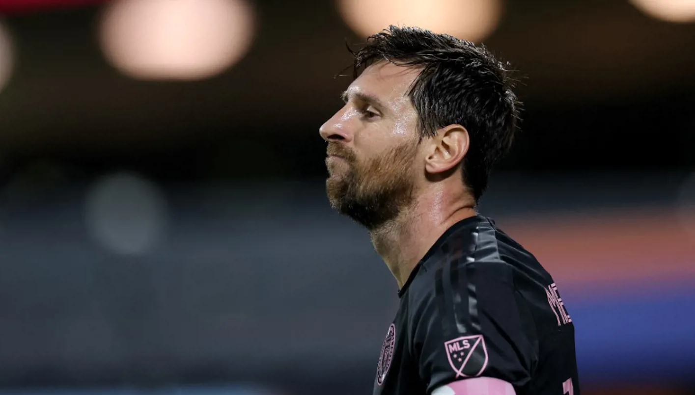 موجة تعليقات ساخرة وجادة… مونتانير يرد على شائعات قرابته من ميسي