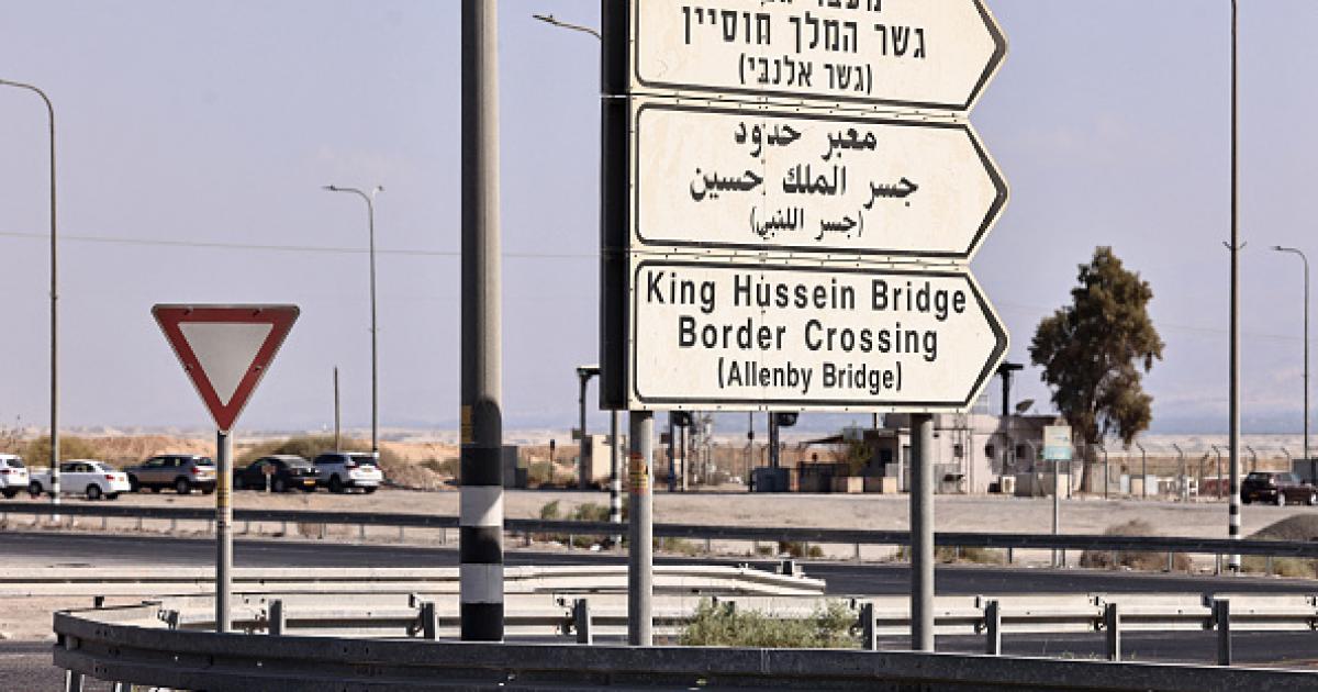 أزمة خانقة عند معبر الكرامة بسبب منع الاحتلال دخول المواطنين حتى اللحظة-الحياة الجديدة