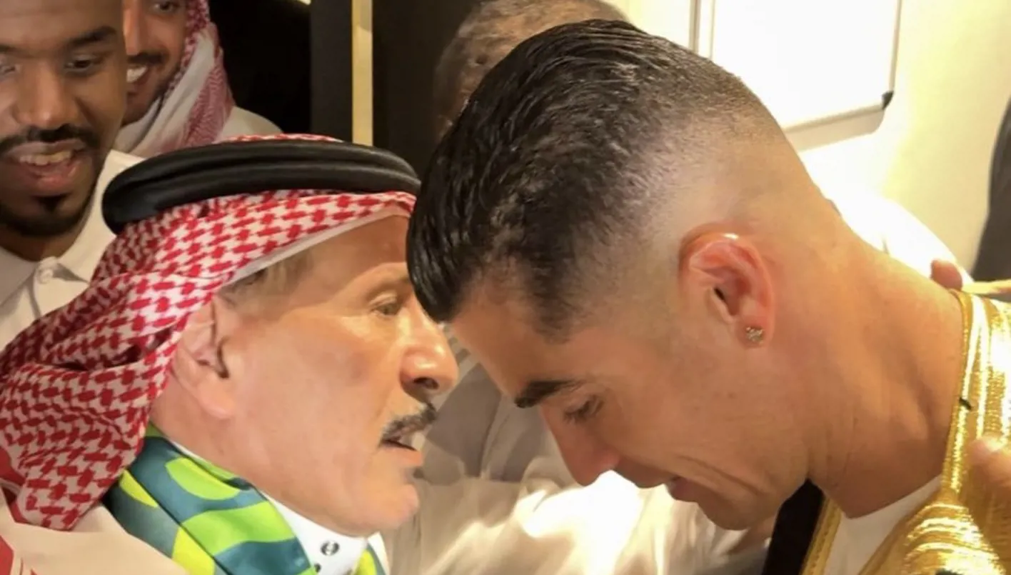 من هو إبراهيم الفريان الذي أهدى رونالدو ‘بشتاً’ فاخراً؟ (فيديو)
