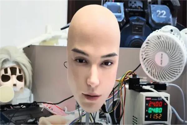 الصين تكشف عن أول روبوت «برأس بشرية»
