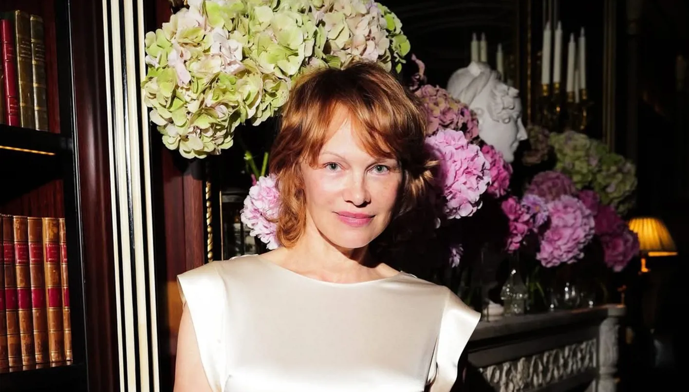 باميلا أندرسون تفاجئ العالم بشعر أحمر نحاسي في أسبوع الموضة بباريس (صور)