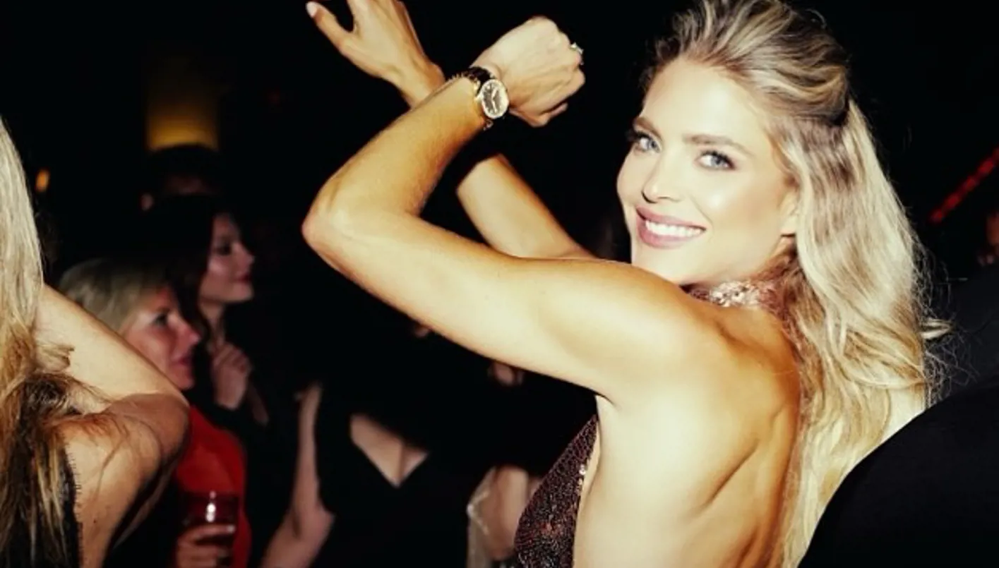 كريستينا صعب تخطف الأنفاس بفستان أسود رومانسي من إيلي صعب (صور)