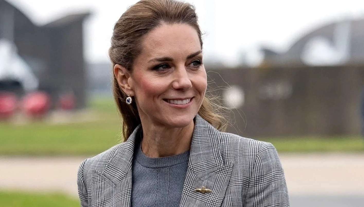 كيت ميدلتون بالبدلة الرسمية الرمادية تكريماً للأمير ويليام والأميرة ديانا
