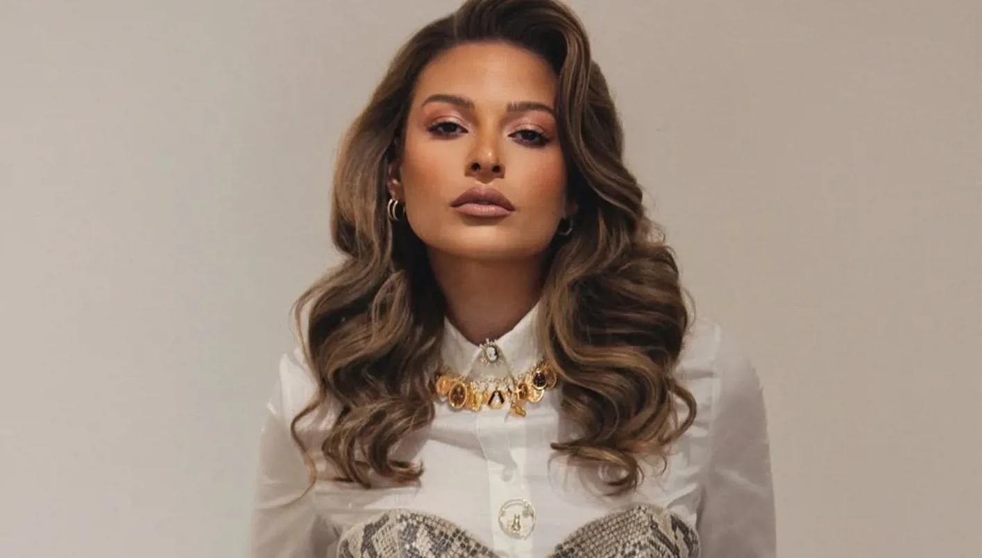 باميلا الكيك تواكب أجدد صيحات الموضة بإطلالة جلد الثّعبان (صور وفيديو)