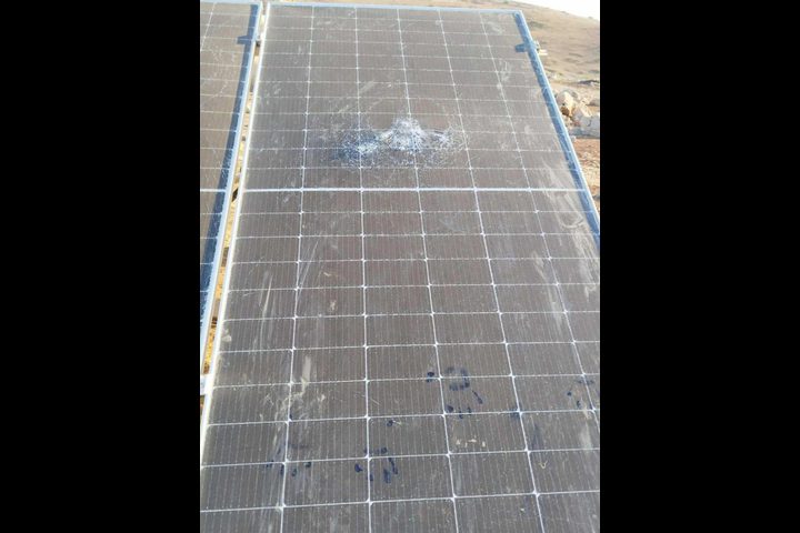 مستعمرون يحطمون خلايا شمسية ويقتحمون مناطق في الأغوار الشمالية-الحياة الجديدة