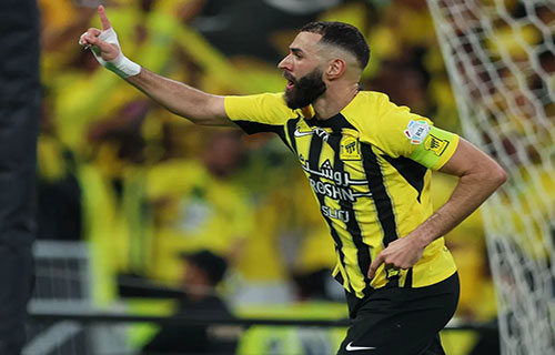 بنزيمة يرد على أنباء تدخله لتعيين
مدرب ريال مدريد السابق في الاتحاد