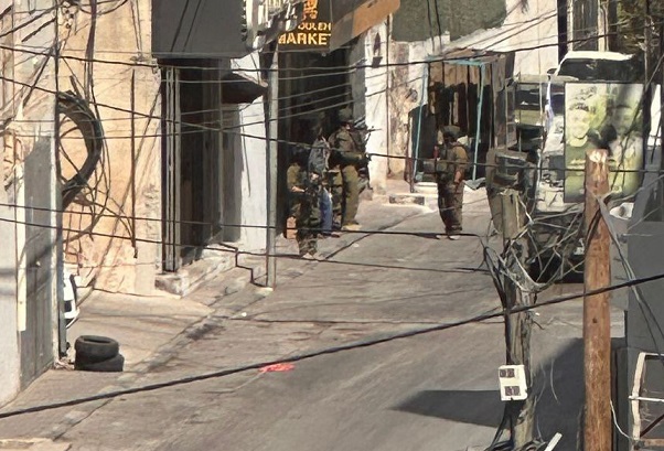 الاحتلال يداهم محال تجارية خلال اقتحامه نابلس-الحياة الجديدة