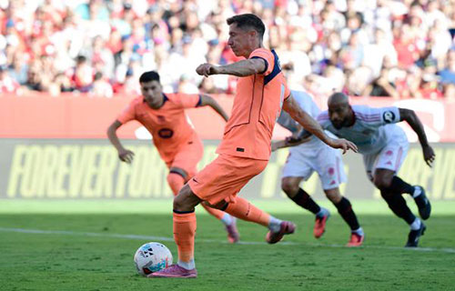 بطولة إسبانيا: أشبيلية يسحق برشلونة برباعية ويحرمه من استعادة القمة