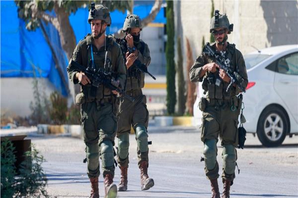 قوات الاحتلال والمستعمرون يداهمون مدرسة التحدي في ابزيق شمال طوباس بالضفة