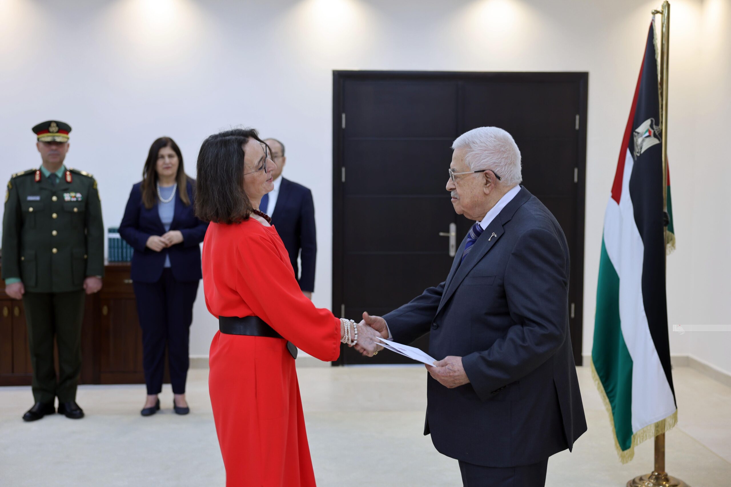 الرئيس يتقبل أوراق اعتماد القنصل العام البلجيكي في القدس-الحياة الجديدة