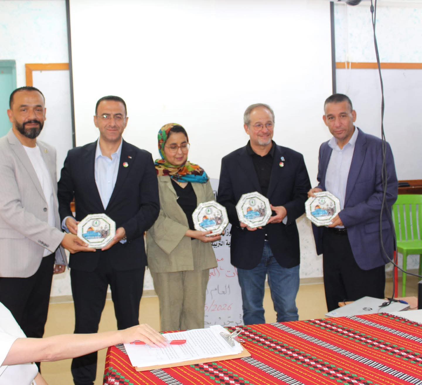 وفد “الدولية للتربية” يكرّم صمود المعلّم في بيت لحم-الحياة الجديدة