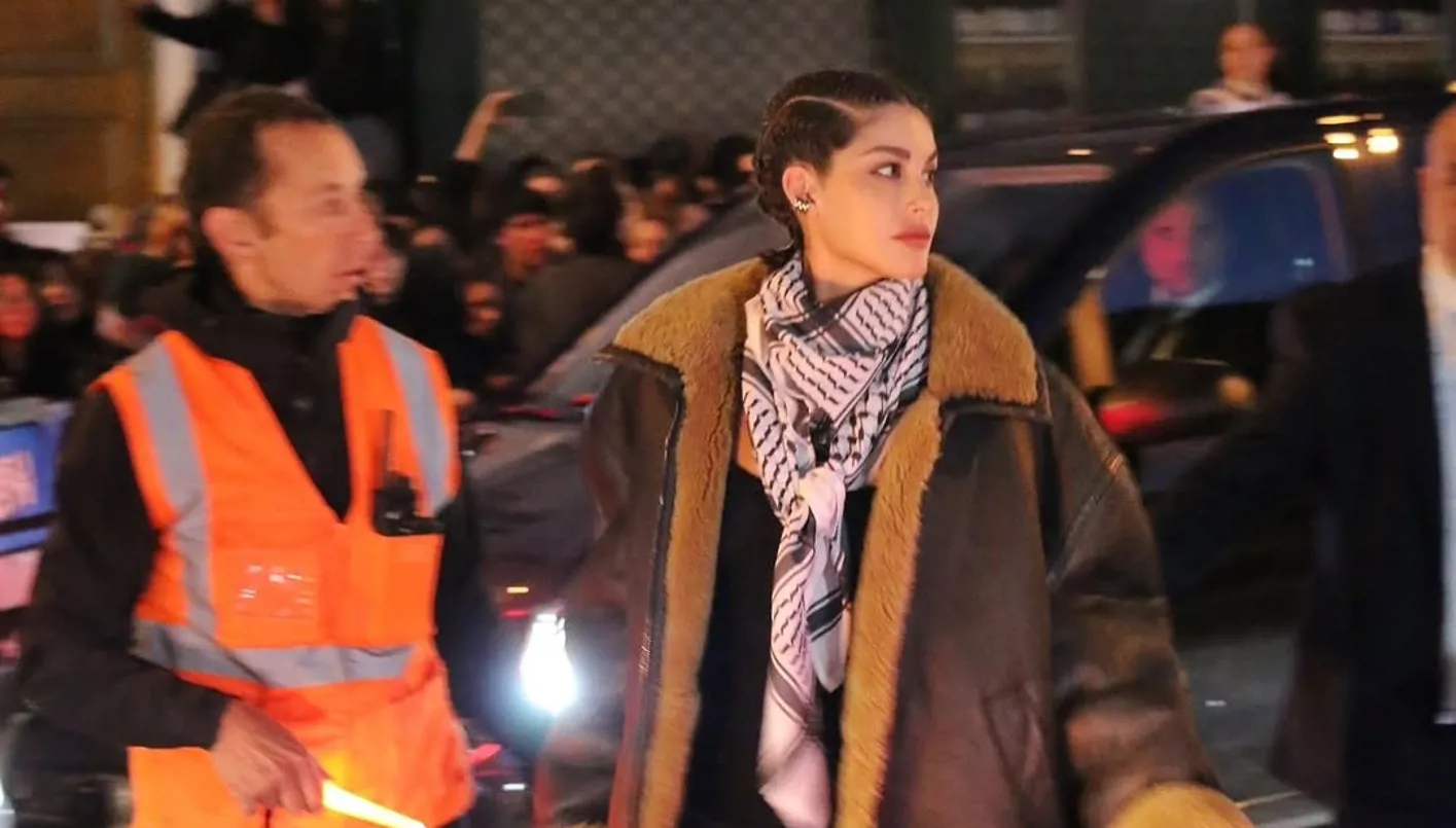 نور عريضة ترتدي الكوفية الفلسطينية في باريس وتتألّق بأجدد صيحات الموضة لعام 2026 (صور وفيديو)