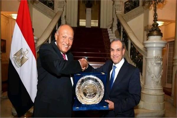 وزير الخارجية يشكر سامح شكري على جهوده التأسيسية بحملة العناني