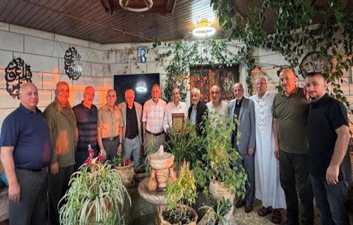 وفد يمثل قدامى شباب الخليل يطمئن على الرياضي بركات بدر