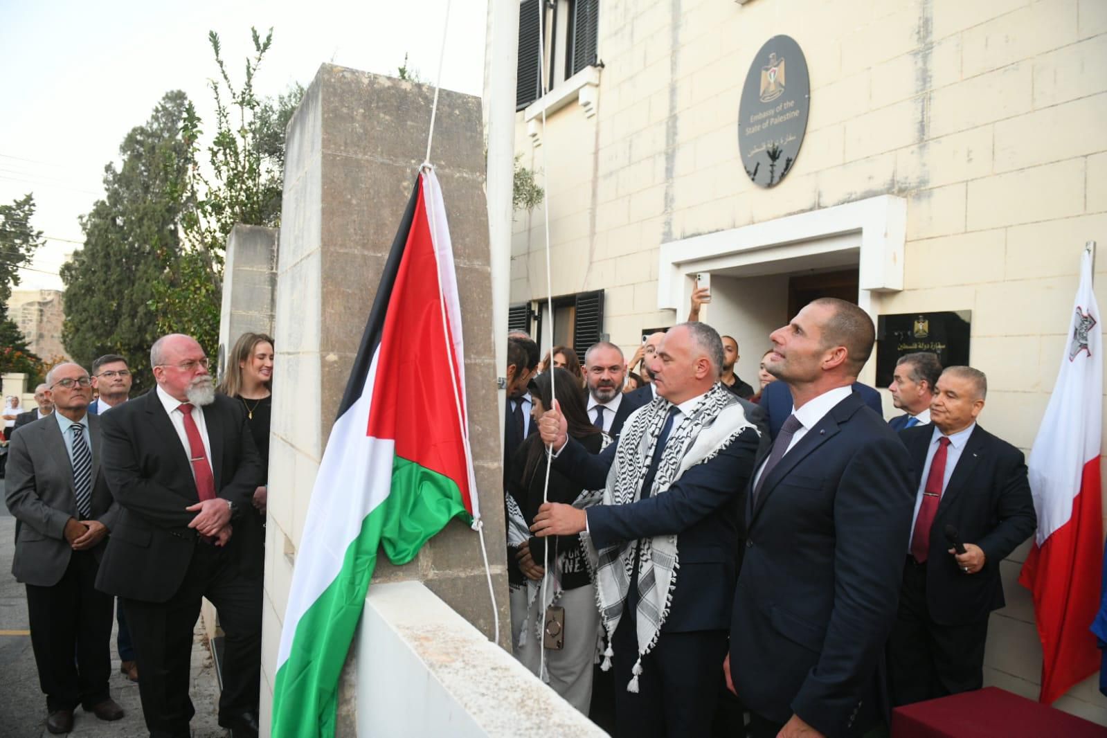 رئيس وزراء مالطا يشارك السفير حنانيا في مراسم رفع العلم في سفارة دولة فلسطين-الحياة الجديدة
