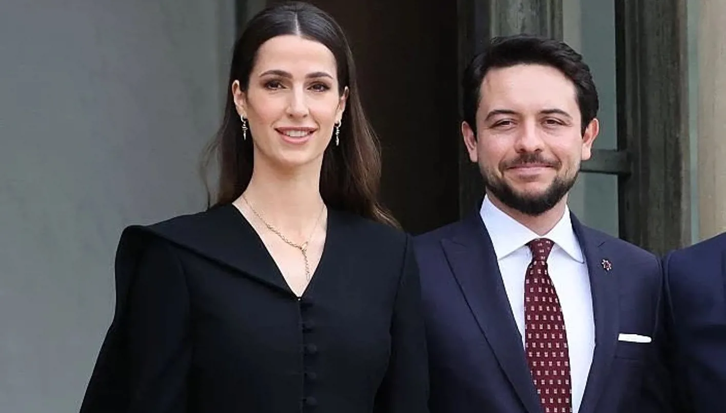 الأميرة رجوة الحسين تتألّق بفستان أسود أنيق من توقيع سعودي في باريس برفقة وليّ العهد الأردني (صور وفيديو)