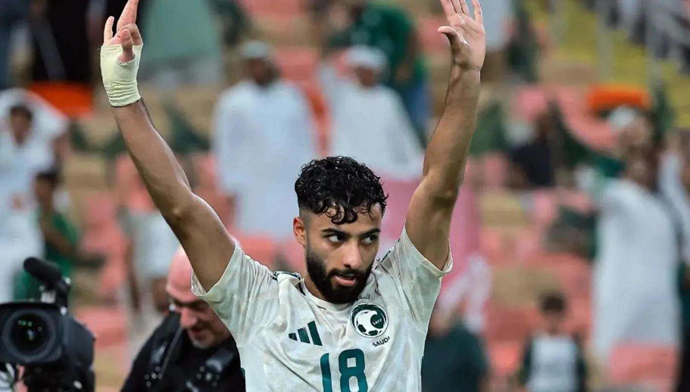 صحافي يستفز لاعب منتخب السعودية ويتلقى رداً سريعاً (فيديو)