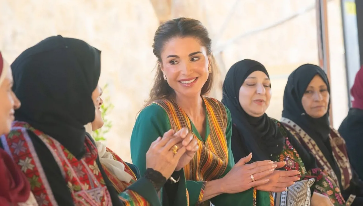 الملكة رانيا تتألّق بالعباءة التقليدية في جولتها الاجتماعية بجنوب الأردن (صور وفيديو)