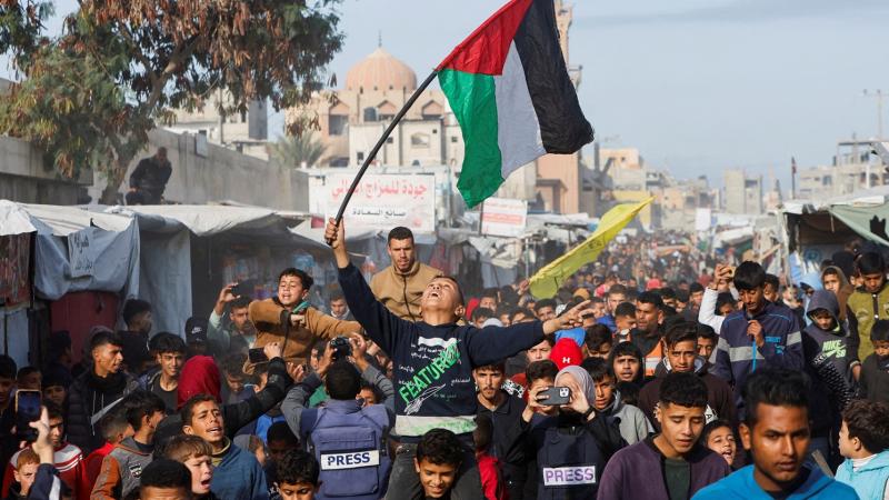 الزغاريد تعلو خيام النازحين ابتهاجًا بوقف الإبادة-الحياة الجديدة