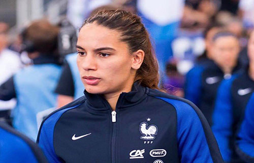 الفرنسية أمل لاعبة العلا السعودي تعلق الحذاء “الأزرق”