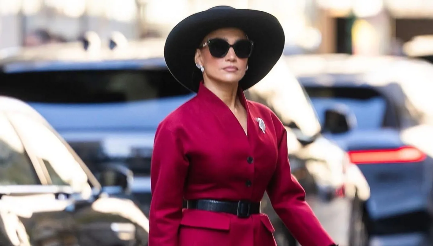 جينيفر لوبيز بإطلالة راقية من ديور في شوارع نيويورك لتصوير فيلمها الجديد (صور)