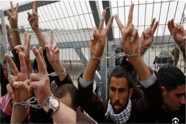 إعلام عبري: تغييرات طفيفة في قائمة الأسرى الفلسطينيين