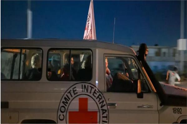 الصليب الأحمر يستعد لاستلام الأسرى الفلسطينيين المفرج عنهم