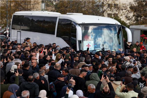 فيديو وصور| وصول أول حافلة تقل أسرى فلسطينيين إلى غزة ضمن صفقة التبادل