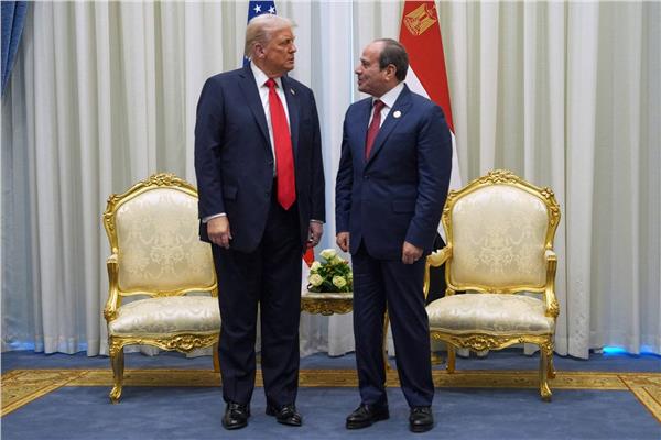 السيسي للرئيس ترامب: أنتم قادرون على تحقيق السلام في المنطقة