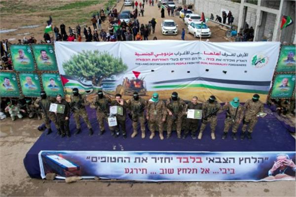 الاحتلال الإسرائيلي يؤكد تسلم الصليب الأحمر جثتين لمحتجزين كانا بقطاع غزة