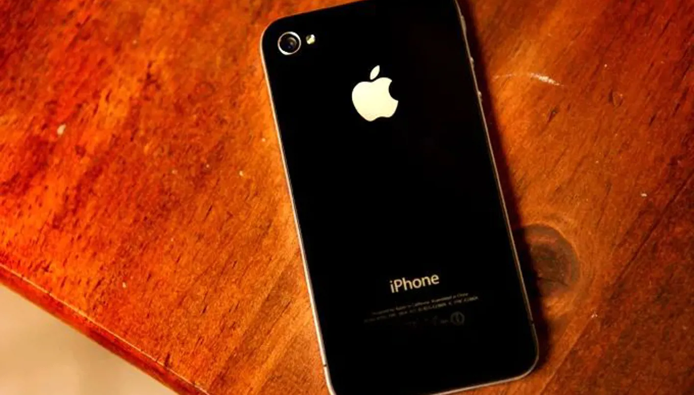 السرّ الذي حيّر مستخدمي ‘آيفون 4’ يظهر بعد 15 عاماً