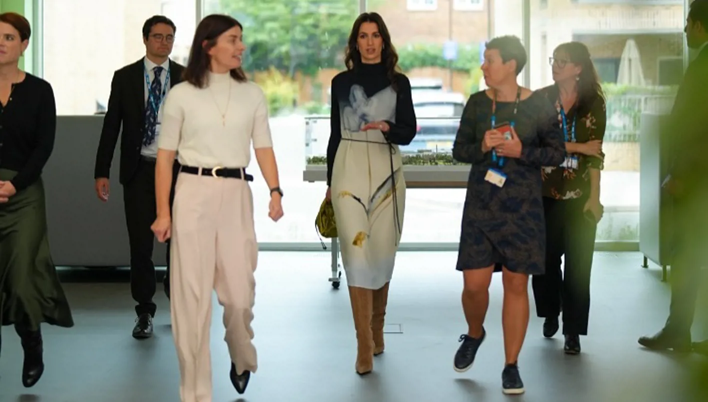 الأميرة رجوة الحسين تخطف الأنظار في لندن بإطلالة ملكية خلال زيارة إنسانية (صور)