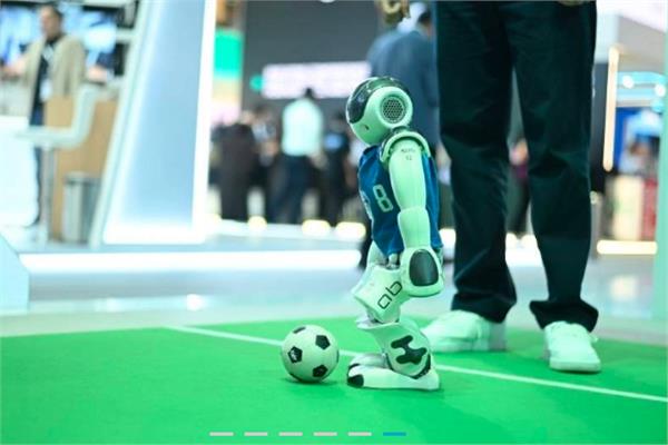 معرض جيتكس جلوبال 2025 l الكشف عن روبوتات تلعب كرة القدم