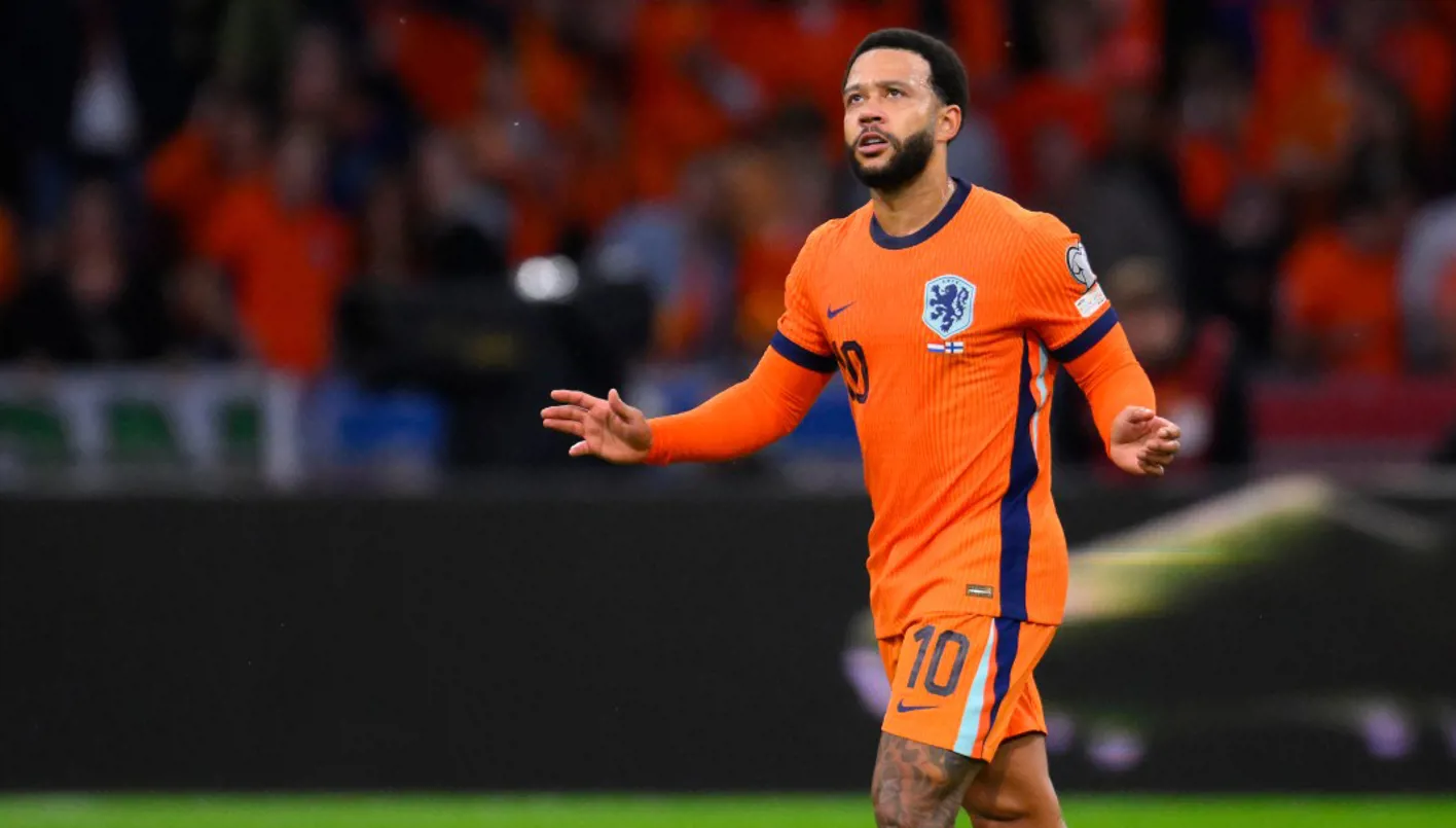 أبطال بقميص الوطن وغرباء في أنديتهم