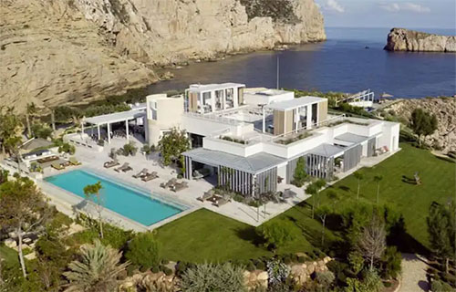 فيلا ليونيل ميسي مهددة بالهدم بسبب مخالفات في البناء