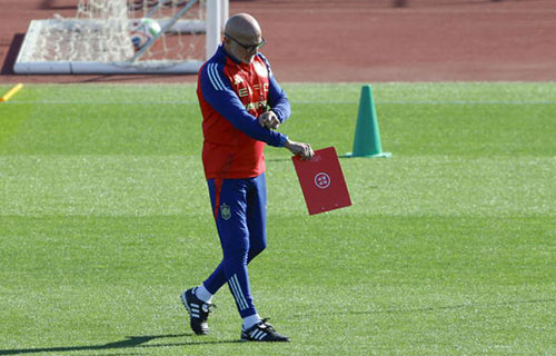 دي لا فوينتي يطالب بعدم المبالغة
في قضية اصابات لاعبي برشلونة