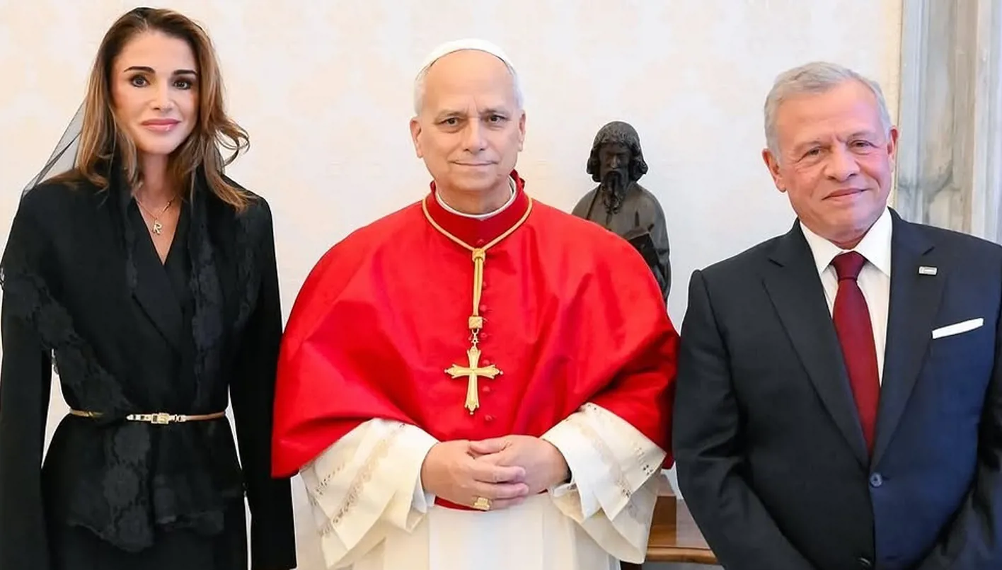 الملكة رانيا تلتقي البابا لاوون برفقة الملك عبدالله الثاني في الفاتيكان بإطلالة رسمية راقية (صور)