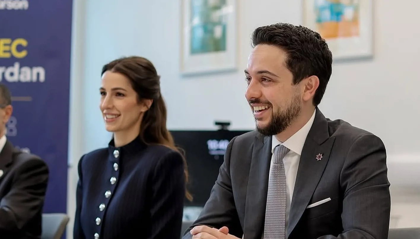 الأميرة رجوة الحسين تُبرز حضورها الدّيبلوماسي الأنيق بالبدلة الرسميّة في لندن (صور)