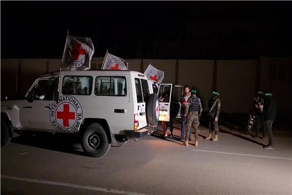 الليلة في غزة.. حماس تُسلم جثماني أسيرين إسرائيليين ضمن صفقة التبادل