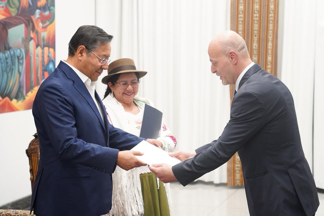 أبو الفواخر يقدم أوراق اعتماده للرئيس البوليفي سفيرا فوق العادة لدولة فلسطين-الحياة الجديدة