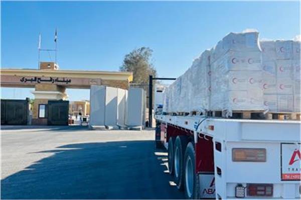 قافلة المساعدات الـ51 من «زاد العزة» تواصل التحرك إلى قطاع غزة