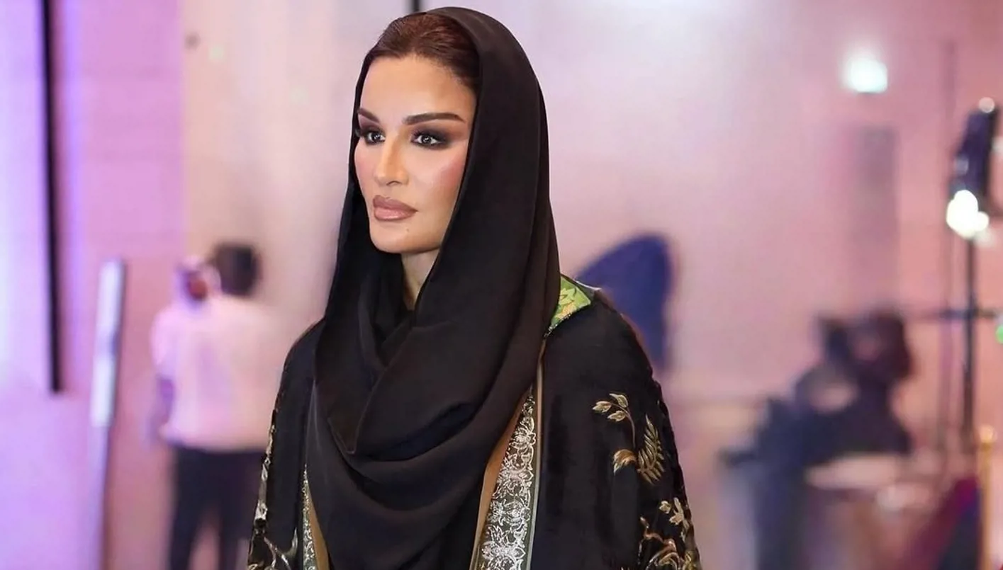 الشيخة موزا تتألّق بعباءة فاخرة في حفل الذكرى الخامسة عشرة لـ HEC Paris (صور)