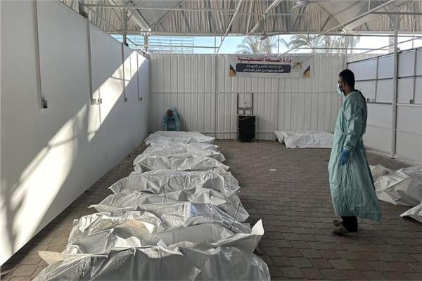 حكومة غزة: أدلة دامغة على تنفيذ إعدامات وتعذيب وحشي بعد استعادة 120 جثمانًا من الشهداء