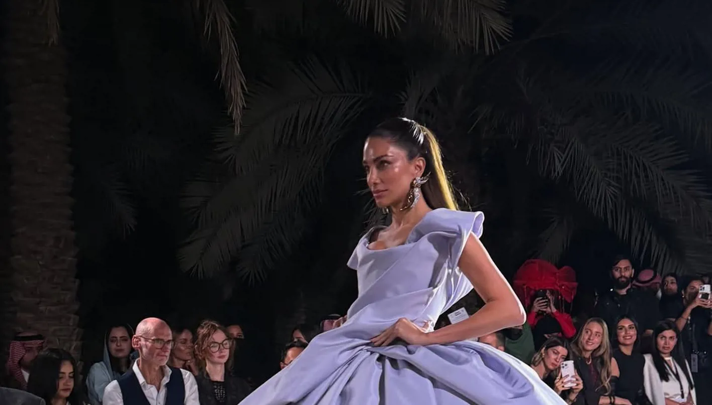 فيفيان ويستوود تُطلق أول عروضها في الشرق الأوسط من الرياض بتطريز سعودي فاخر (صور وفيديو)