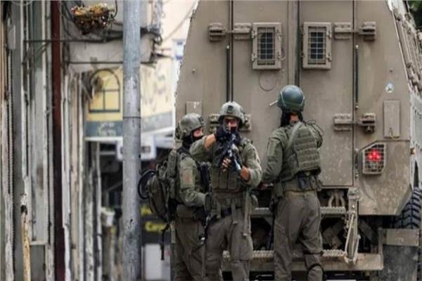قوات الاحتلال الاسرائيلي تهاجم الصحفيين والمتضامنين الأجانب شرق طولكرم
